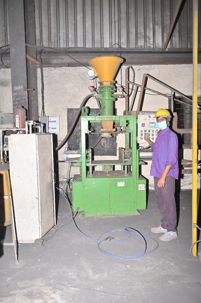Operator controlling high-speed vertical sand core shooter machine