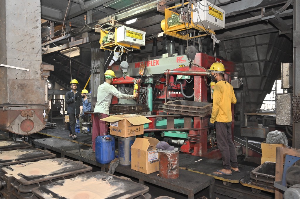 Operators managing sand moulds on the high-pressure Multiflex automated moulding line