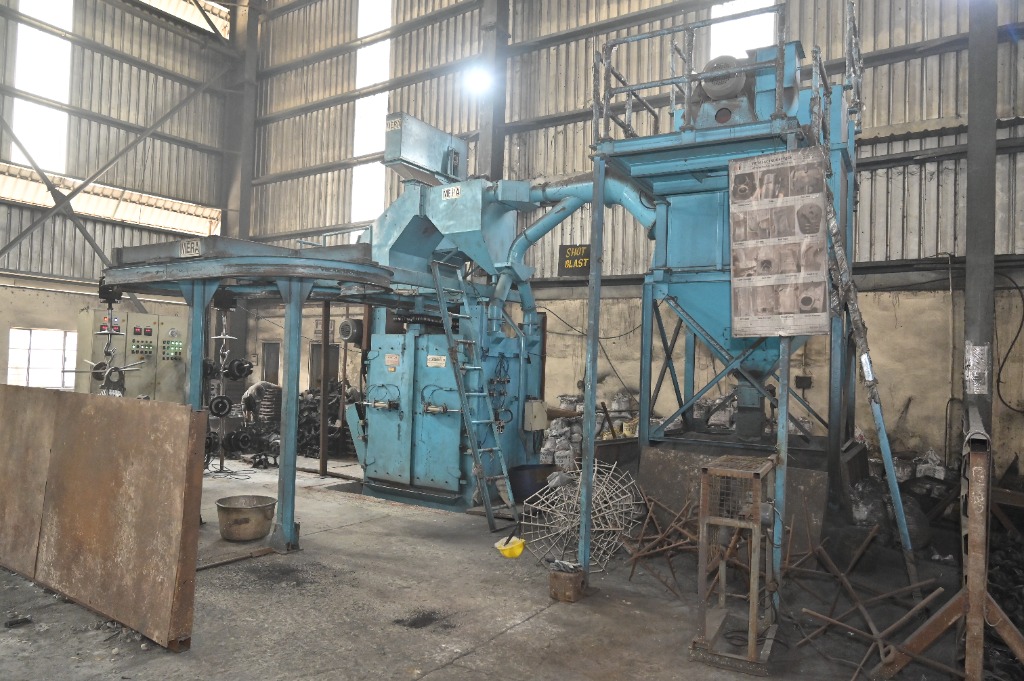 Monorail hanger-type shot blasting machine cleaning sand and scaling off raw castings