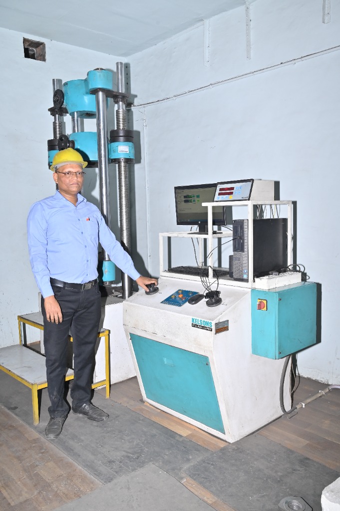 Universal Testing Machine for tensile and yield strength